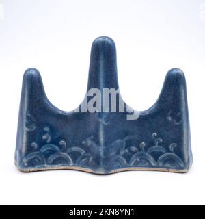 Fine Antique Chinois Blue glacé Mountain-form Porcelain Brush REST. Dynastie Qing Banque D'Images