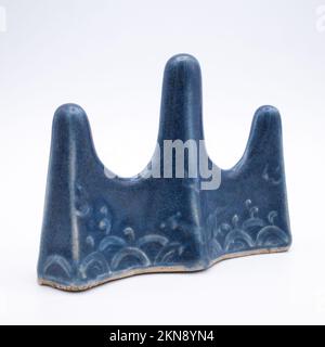 Fine Antique Chinois Blue glacé Mountain-form Porcelain Brush REST. Dynastie Qing Banque D'Images