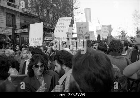 Marche pour la vie, les mères de la Plaza de Mayo (Madres de Plaza de Mayo) lors d'une manifestation publique à Buenos Aires, en Argentine, sur 5 octobre 1982 Banque D'Images