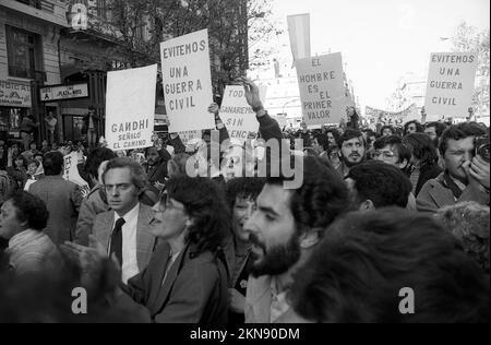 Marche pour la vie, les mères de la Plaza de Mayo (Madres de Plaza de Mayo) lors d'une manifestation publique à Buenos Aires, en Argentine, sur 5 octobre 1982 Banque D'Images