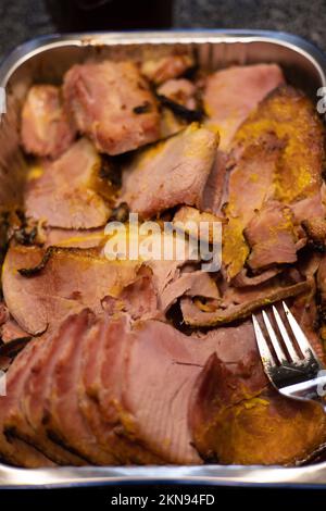 une vue de haut en bas d'une casserole remplie de tranches de jambon pour une réunion de famille Banque D'Images