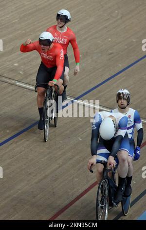 James BALL du pays de Galles avec son pilote Matt Rotherham fêtent la victoire de l'or tandis que Neil FACHIE d'Écosse et son pilote Lewis Stewart gagnent l'argent dans le tandem des hommes B - Sprint cyclisme aux Jeux du Commonwealth 2022 dans le Velodrome, Parc olympique de la Reine Elizabeth, Londres. Banque D'Images