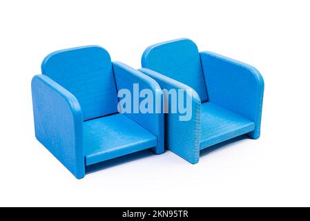 un fauteuil en bois bleu, un canapé, deux chaises avec une table, une table jaune, des chaises en bois capitonnées bleues. lampe jaune sur fond blanc isolé Banque D'Images