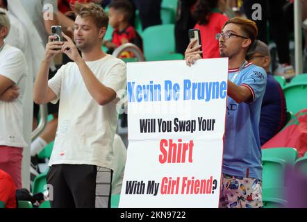 L'illustration montre des fans montrant un panneau indiquant « Kevin de Bruyne Want You Swap Your shirt with My friend » dans les tribunes devant un match de football entre l'équipe nationale belge des Red Devils et du Maroc, Dans le Groupe F de la coupe du monde FIFA 2022 au stade Al Thumama, Doha, État du Qatar, le dimanche 27 novembre 2022. BELGA PHOTO VIRGINIE LEFOUR Banque D'Images