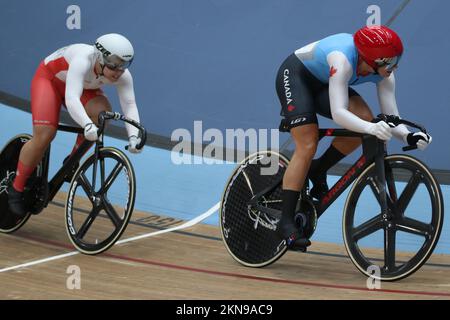 Sophie CAPEWELL d'Angleterre et Kelsey MITCHELL du Canada dans le vélo féminin Keirin aux Jeux du Commonwealth 2022 dans le Vélodrome, Parc olympique de la Reine Elizabeth, Londres. Banque D'Images