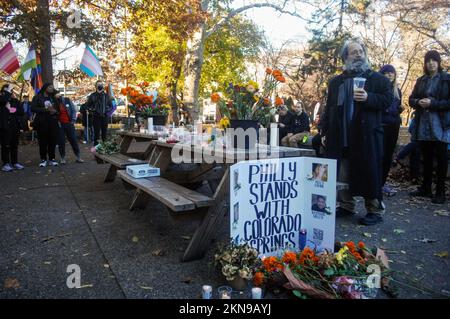 Philadelphie, États-Unis. 26th novembre 2022. Les bourneurs se rassemblent autour d'un monument commémoratif pour les cinq victimes de la fusillade de masse à Q Nightclub, dans le parc Clark à Philadelphie, en Pennsylvanie, sur 26 novembre 2022. (Photo de Cory Clark/Sipa USA) crédit: SIPA USA/Alay Live News Banque D'Images