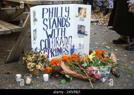 Philadelphie, États-Unis. 26th novembre 2022. Un mémorial pour les cinq victimes de la fusillade de masse à Q Nightclub est posé dans le parc Clark à Philadelphie, en Pennsylvanie, sur 26 novembre 2022. (Photo de Cory Clark/Sipa USA) crédit: SIPA USA/Alay Live News Banque D'Images