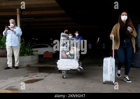 Brasilia, Brésil. 26th novembre 2022. Les passagers portant un masque facial sont vus à l'aéroport international Juscelino Kubitschek de Brasilia, Brésil, 26 novembre 2022. L'Agence brésilienne de réglementation de la santé (Anvisa) a rétabli l'utilisation obligatoire des masques dans les aéroports et sur les vols depuis novembre 25. Credit: Lucio Tavora/Xinhua/Alamy Live News Banque D'Images