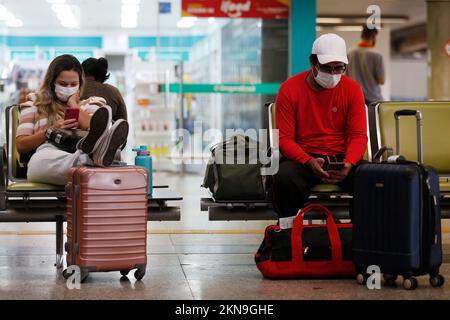 Brasilia, Brésil. 26th novembre 2022. Les passagers portant un masque facial sont vus à l'aéroport international Juscelino Kubitschek de Brasilia, Brésil, 26 novembre 2022. L'Agence brésilienne de réglementation de la santé (Anvisa) a rétabli l'utilisation obligatoire des masques dans les aéroports et sur les vols depuis novembre 25. Credit: Lucio Tavora/Xinhua/Alamy Live News Banque D'Images