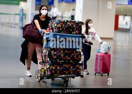 Brasilia, Brésil. 26th novembre 2022. Les passagers portant un masque facial sont vus à l'aéroport international Juscelino Kubitschek de Brasilia, Brésil, 26 novembre 2022. L'Agence brésilienne de réglementation de la santé (Anvisa) a rétabli l'utilisation obligatoire des masques dans les aéroports et sur les vols depuis novembre 25. Credit: Lucio Tavora/Xinhua/Alamy Live News Banque D'Images