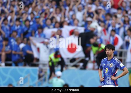 Al Rayyan, Qatar. 27th novembre 2022. Mitoma Kaoru du Japon réagit après le match du Groupe E entre le Japon et le Costa Rica à la coupe du monde de la FIFA 2022 au stade Ahmad Bin Ali à Al Rayyan, Qatar, le 27 novembre 2022. Credit: Jia Haocheng/Xinhua/Alamy Live News Banque D'Images