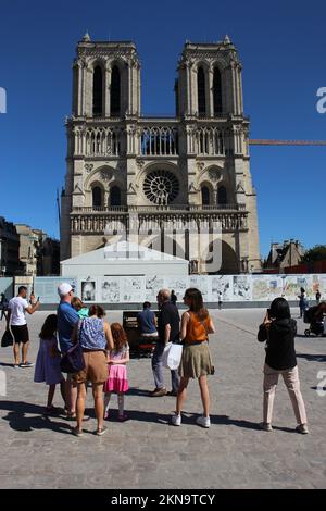 Touristes en face de notre-Dame de Paris en été comme son en construction Banque D'Images