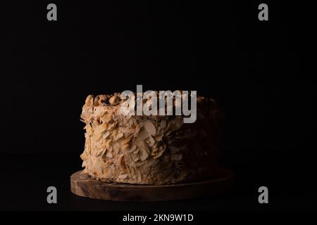 photo grand gâteau de noyer pénombre sur fond noir Banque D'Images