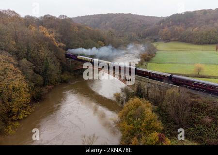 Une locomotive à vapeur traverse le pont Victoria sur le chemin de fer de Severn Valley à Bewdley, dans le Worcestershire. Date de la photo: Dimanche 27 novembre 2022. Banque D'Images