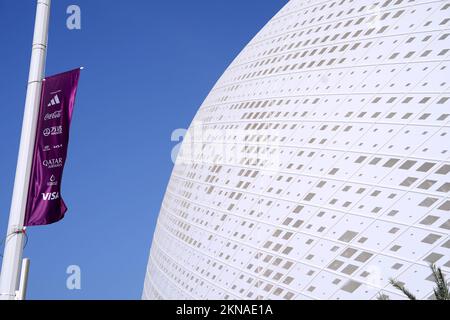 Vue générale à l'extérieur du sol avant le match F de la coupe du monde de la FIFA au stade Al Thumama, Doha, Qatar. Date de la photo: Dimanche 27 novembre 2022. Banque D'Images