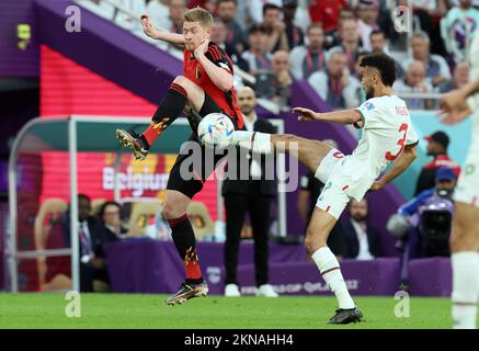 Kevin de Bruyne en Belgique et le Marocain Noussair Mazraoui photographiés en action lors d'un match de football entre l'équipe nationale belge les Red Devils et le Maroc, dans le Groupe F de la coupe du monde FIFA 2022 au stade Al Thumama, Doha, État du Qatar, le dimanche 27 novembre 2022. BELGA PHOTO BRUNO FAHY Banque D'Images