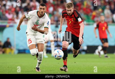 Le Marocain Selim Amallah et le Marocain Hakim Ziyech photographiés en action lors d'un match de football entre l'équipe nationale belge les Red Devils et le Maroc, dans le Groupe F de la coupe du monde FIFA 2022 au stade Al Thumama, Doha, État du Qatar, le dimanche 27 novembre 2022. BELGA PHOTO BRUNO FAHY Banque D'Images