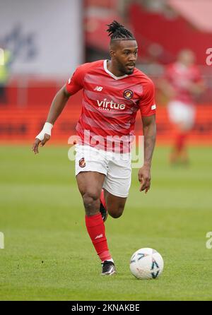 Dominic Poléon, de Ebbsfleet United, a tenté de remporter le deuxième tour de la coupe Emirates FA au Kuflink Stadium, Northfleet. Date de la photo: Dimanche 27 novembre 2022. Banque D'Images