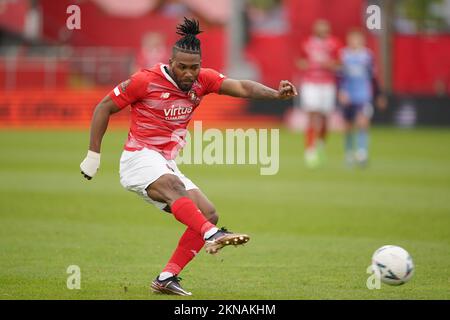 Dominic Poléon, de Ebbsfleet United, a tenté de remporter le deuxième tour de la coupe Emirates FA au Kuflink Stadium, Northfleet. Date de la photo: Dimanche 27 novembre 2022. Banque D'Images