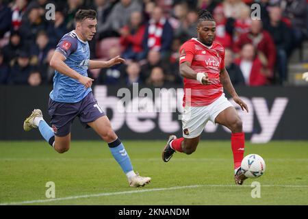 Dominic Poléon, de Ebbsfleet United, a tenté de remporter le deuxième tour de la coupe Emirates FA au Kuflink Stadium, Northfleet. Date de la photo: Dimanche 27 novembre 2022. Banque D'Images