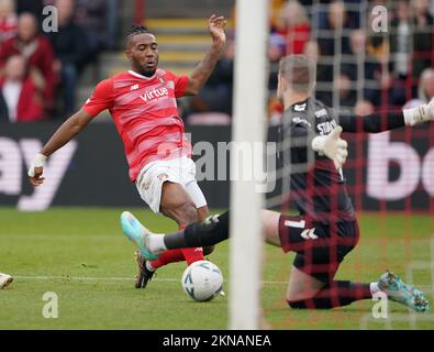 Dominic Poléon, de Ebbsfleet United, a tenté de remporter le deuxième tour de la coupe Emirates FA au Kuflink Stadium, Northfleet. Date de la photo: Dimanche 27 novembre 2022. Banque D'Images