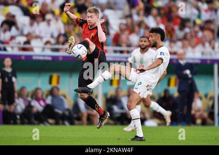 DOHA, QATAR - NOVEMBRE 27 : Kevin de Bruyne, de Belgique, combat pour le ballon avec Noussair Mazraoui, du Maroc, lors du match 2022 entre la Belgique et le Maroc de la coupe du monde de la FIFA du Groupe F, au Stade Al Thumama sur 27 novembre 2022, à Doha, au Qatar (photo de Pablo Morano/BSR Agency) Banque D'Images