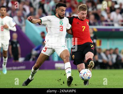 Le Marocain Noussair Mazraoui et le belge Kevin de Bruyne ont photographié en action lors d'un match de football entre l'équipe nationale belge les Red Devils et le Maroc, dans le groupe F de la coupe du monde FIFA 2022 au stade Al Thumama, Doha, État du Qatar, le dimanche 27 novembre 2022. BELGA PHOTO BRUNO FAHY Banque D'Images