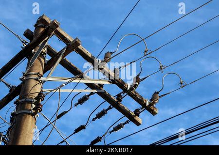 pôle en béton avec alimentation électrique, téléphonie et câblage à fibres optiques - concept d'électricité Banque D'Images