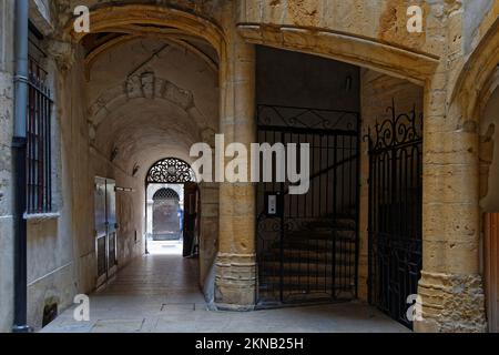 LYON, FRANCE, 26 novembre 2022 : Traboule dans la rue Juiverie. Un trapoule est un passage traditionnel à travers des maisons entre deux rues. Banque D'Images