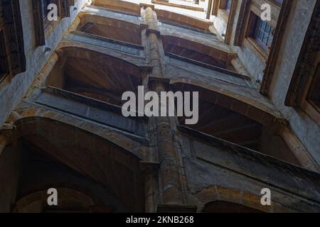 LYON, FRANCE, 26 novembre 2022 : Maison Dugas à l'intérieur de la cour. Connue sous le nom de « Maison aux lions », elle est l'une des plus belles maisons du Vieux-Lyon. Banque D'Images