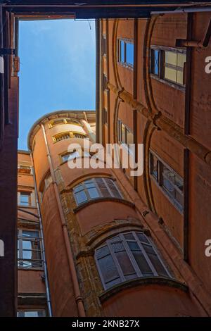 LYON, FRANCE, 26 novembre 2022 : Traboule entre la rue trois-Maries et le quai de Saône. Un trapoule est un passage traditionnel à travers les maisons être Banque D'Images