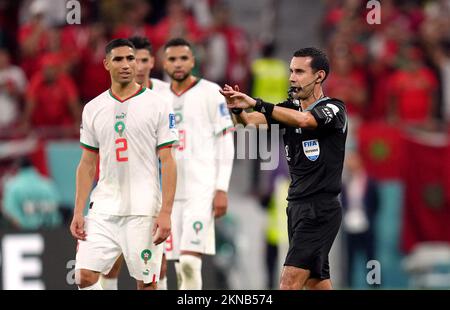 L'arbitre Cesar Arturo Ramos Palazuelos signale d'exclure un but de Morroco pour une offside après un contrôle VAR lors du match F de la coupe du monde de la FIFA au stade Al Thumama, Doha, Qatar. Date de la photo: Dimanche 27 novembre 2022. Banque D'Images