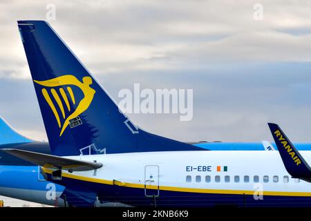 St Athan, pays de Galles - novembre 2022 : nageoire à queue et winglet d'un Boeing 737 Ryanair garés à l'extérieur du hangar de l'installation d'entretien de l'aviation de Caerdav Banque D'Images