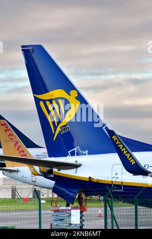 St Athan, pays de Galles - novembre 2022 : nageoire à queue et winglet d'un Boeing 737 Ryanair garés à l'extérieur du hangar de l'installation d'entretien de l'aviation de Caerdav Banque D'Images