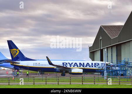 St Athan, pays de Galles - 2022 novembre : Ryanair Boeing 737 stationné à l'extérieur du hangar de la compagnie d'aviation de Caerdav à l'aéroport de St Athan Banque D'Images