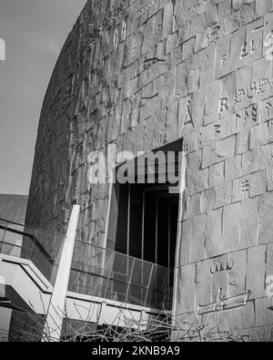 Un cliché vertical de la Bibliothèque Alexandrina sur les rives de la mer Méditerranée à Alexandrie, en Égypte Banque D'Images