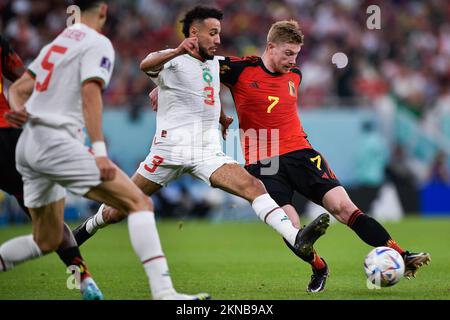 DOHA, QATAR - NOVEMBRE 27 : Kevin de Bruyne, de Belgique, combat pour le ballon avec Noussair Mazraoui, du Maroc, lors du match 2022 entre la Belgique et le Maroc de la coupe du monde de la FIFA du Groupe F, au Stade Al Thumama sur 27 novembre 2022, à Doha, au Qatar (photo de Pablo Morano/BSR Agency) Banque D'Images