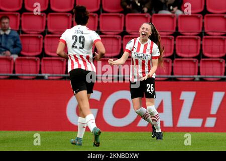 EINDHOVEN - Zera Huiswit du PSV V1 célèbre le 1-0 lors du match des femmes néerlandaises Eredivisie entre les femmes PSV et les femmes Feyenoord au stade Phillips sur 27 novembre 2022 à Eindhoven, pays-Bas. PNA JEROEN PUTMANS Banque D'Images