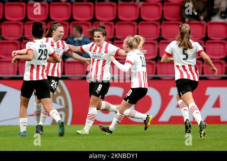 EINDHOVEN - Zera Huiswit du PSV V1 célèbre le 1-0 lors du match des femmes néerlandaises Eredivisie entre les femmes PSV et les femmes Feyenoord au stade Phillips sur 27 novembre 2022 à Eindhoven, pays-Bas. PNA JEROEN PUTMANS Banque D'Images