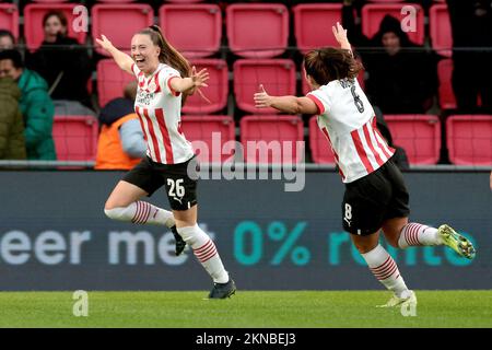 EINDHOVEN - Zera Huiswit du PSV V1 célèbre le 1-0 lors du match des femmes néerlandaises Eredivisie entre les femmes PSV et les femmes Feyenoord au stade Phillips sur 27 novembre 2022 à Eindhoven, pays-Bas. PNA JEROEN PUTMANS Banque D'Images