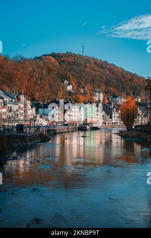 Rivière Lenne dans la ville historique d'Altena, Sauerland, Allemagne Banque D'Images