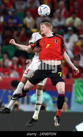 Le Marocain Noussair Mazraoui et le belge Kevin de Bruyne ont photographié en action lors d'un match de football entre l'équipe nationale belge les Red Devils et le Maroc, dans le groupe F de la coupe du monde FIFA 2022 au stade Al Thumama, Doha, État du Qatar, le dimanche 27 novembre 2022. BELGA PHOTO BRUNO FAHY Banque D'Images