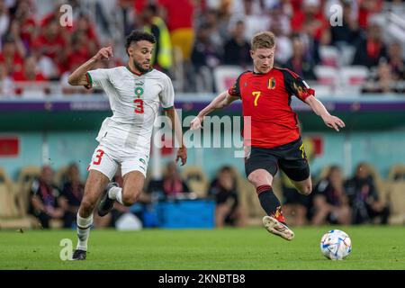 Doha, Catar. 27th novembre 2022. Kevin de Bruyne, de Belgique, et Noussair Mazraoui, du Maroc, lors d'un match entre la Belgique et le Maroc, valide pour la phase de groupe de la coupe du monde, qui s'est tenue au stade Al Thumama à Doha, au Qatar. Crédit: Richard Callis/FotoArena/Alamy Live News Banque D'Images