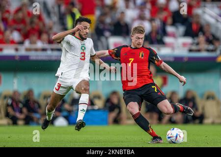 Doha, Catar. 27th novembre 2022. Kevin de Bruyne, de Belgique, et Noussair Mazraoui, du Maroc, lors d'un match entre la Belgique et le Maroc, valide pour la phase de groupe de la coupe du monde, qui s'est tenue au stade Al Thumama à Doha, au Qatar. Crédit: Richard Callis/FotoArena/Alamy Live News Banque D'Images