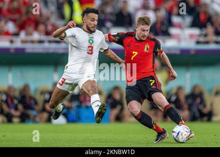 Doha, Catar. 27th novembre 2022. Kevin de Bruyne, de Belgique, et Noussair Mazraoui, du Maroc, lors d'un match entre la Belgique et le Maroc, valide pour la phase de groupe de la coupe du monde, qui s'est tenue au stade Al Thumama à Doha, au Qatar. Crédit: Richard Callis/FotoArena/Alamy Live News Banque D'Images