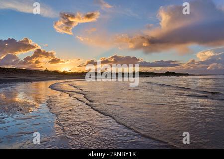 Coucher de soleil avec ciel nuageux spectaculaire à Clifton Beach dans le comté de Galway, partie ouest de la République d'Irlande Banque D'Images