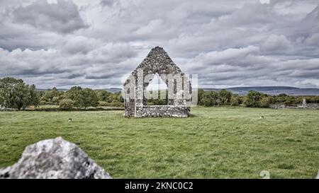 Ruines d'un ancien monastère et cimetière de Kilmacduagh à Gort, comté de Galway, République d'Irlande Banque D'Images