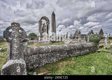 Ruines d'un ancien monastère et cimetière de Kilmacduagh à Gort, comté de Galway, République d'Irlande Banque D'Images