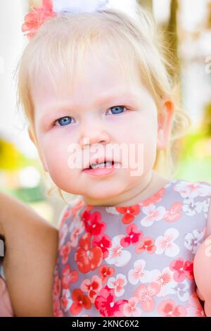 Portrait d'été en plein air sur le visage d'un bébé drôle petite fille de près exprimant choc et surprise Banque D'Images