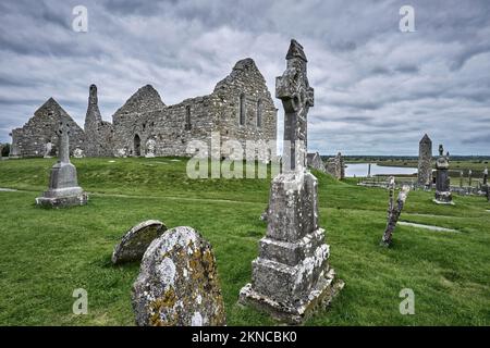 Ruines d'un ancien monastère et cimetière de Kilmacduagh à Gort, comté de Galway, République d'Irlande Banque D'Images